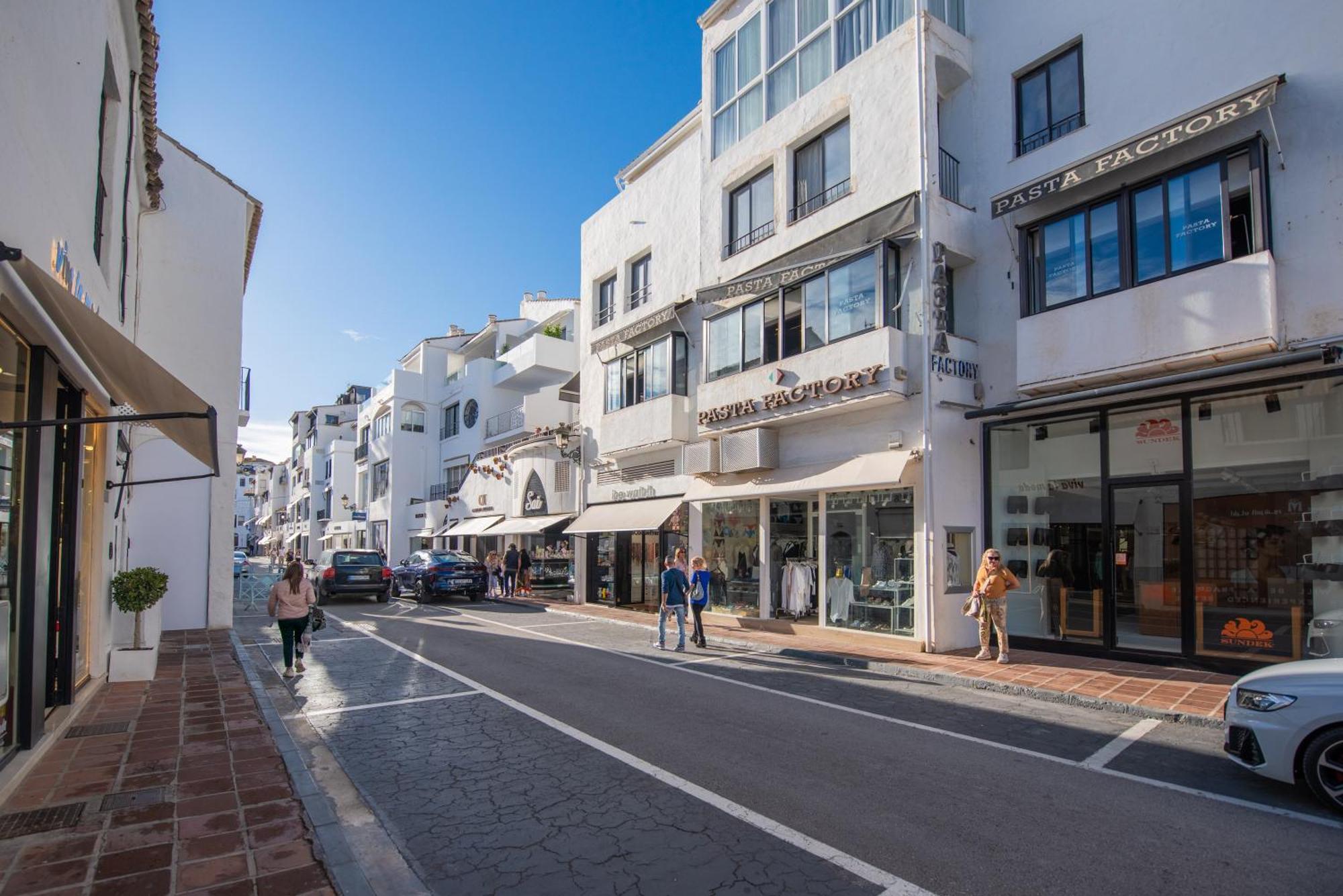 Ct 302 - Faro's Puerto Banus Boutique